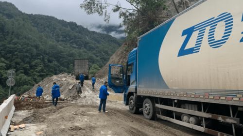 送書(shū)去墨脫 10天3300公里的愛(ài)心之旅